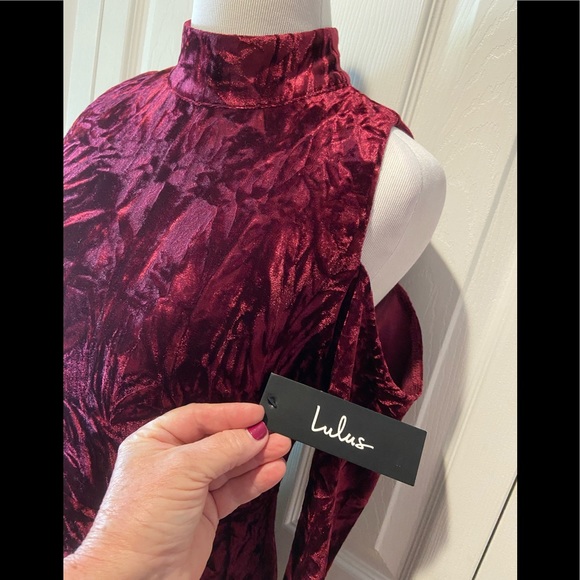 NWT~Sexy~Stunning~Lulus Cold Shoulder Velvet Dress - Picture 4 of 12